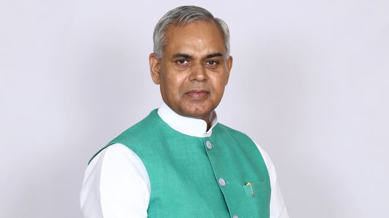 ભારતમાં વિવિધ રાજ્યોના રાજ્યપાલો દેશના ચોથા નાગરિક છે, જેમકે આચાર્ય દેવવ્રત ગુજરાતના રાજ્યપાલ છે. એજ રીતે અન્ય રાજ્યોના રાજ્યપાલો પણ દેશના ચોથા નાગરિક છે