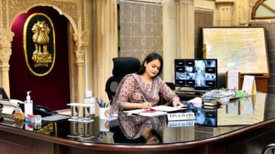 IAS ટીના ડાબીએ UPSC CSE 2015 માં AIR 1 મેળવ્યો. તેઓ દેશના પ્રખ્યાત અધિકારીઓમાં સામેલ છે. તે સોશિયલ મીડિયા પર ઘણી ચર્ચામાં રહે છે.