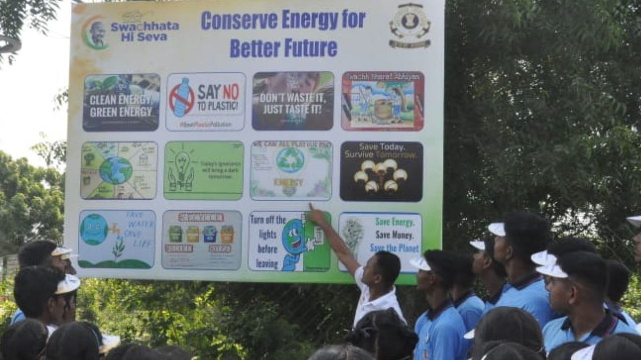 શેરી નાટકનું પણ આયોજન કરવામાં આવ્યું હતું. જે બાદ લોકોને કચરા મુક્ત ભારત તરફ પ્રેરિત કરવાના શપથ પણ લેવામાં આવ્યા હતા.