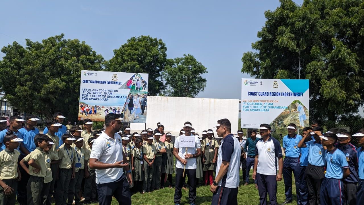 Gov Primary Schoolના શાળાના બાળકો અને સ્પેશિયલ ચિલ્ડ્રન હોમ સાથે મુખ્ય મથકના સૈનિકો સંકલનમાં રહયા હતા. 