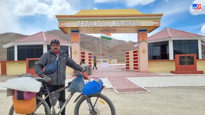 જામનગર શહેરના નંદવન સોસયટીમાં રહેતા 47 વર્ષીય ગોવિંદ હામીર નંદાણીયાએ પર્યાવરણ બચાવ માટેનો સંદેશ આપવા 8 રાજયનો પ્રવાસ ખેડયો હતો. 116 દિવસમાં 7900 કિમી યાત્રા પુર્ણ કરીને જામનગર પહોંચ્યા હતા. ત્યારે આહિર સમાજના આગેવાનો દ્વારા સન્માનિત કરવામાં આવ્યો છે.ફોટોગ્રાફીના વ્યવસાય સાથે સંકળાયેલા ગોવિંદ હામિર નંદાણિયાએ ગત 28 જુન 2023ના રોજ જામનગરથી સાયકલ યાત્રા શરૂ કરી હતી. 3 માસ અને 26 દિવસ એટલે કે 116 દિવસમાં કુલ 7900 કિમીનો પ્રવાસ ખેડીને પરત ફર્યા છે.