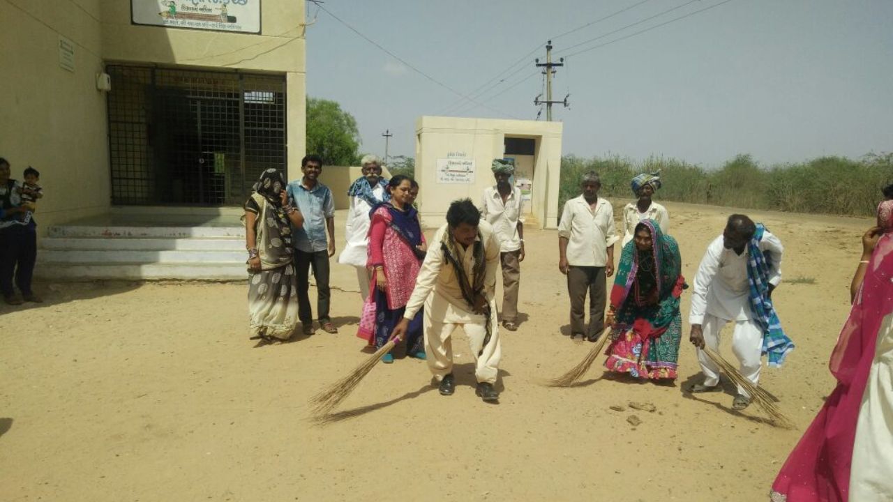 સ્વચ્છતા ઝુંબેશ અંતર્ગત કચ્છ જિલ્લાના વિવિધ ગામોમાં સામુહિક સફાઈ ઝુંબેશ હાથ ધરવામાં આવી છે