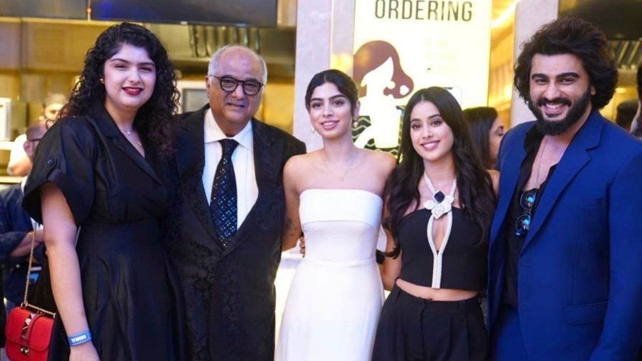 આ સિવાય બોની કપૂરની નાની દીકરી ખુશી કપૂર પણ ટૂંક સમયમાં ઇન્ડસ્ટ્રીમાં આવવા માટે તૈયાર છે. એવા પણ અહેવાલો છે કે, અર્જુન કપુર અને મલાઈકા અરોરા વચ્ચે કંઈક ચાલી રહ્યું છે.