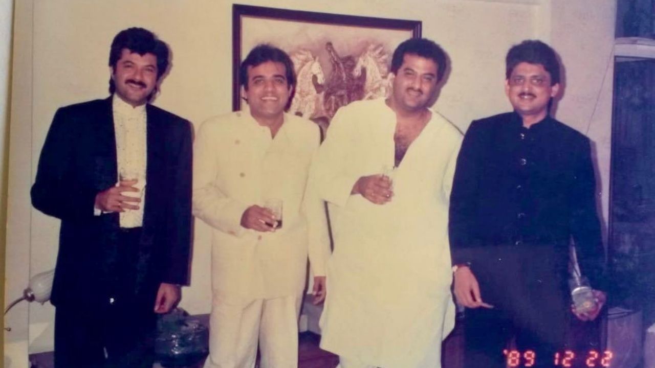 એક પરિવાર વર્ષોથી બોલિવૂડ પર રાજ કરે છે. આ ફિલ્મી પરિવાર એટલે કપૂર પરિવાર, જેણે ઇન્ડસ્ટ્રીને અત્યાર સુધી ઘણા સ્ટાર્સ આપ્યા છે. બોલિવૂડમાં કપૂર પરિવાર સિવાય એક અન્ય કપૂર પરિવાર છે, જે વર્ષોથી ઇન્ડસ્ટ્રીમાં સક્રિય છે. અમે વાત કરી રહ્યા છીએ જાણીતા ફિલ્મમેકર સુરિન્દર કપૂરની, જેમના પુત્ર અને પૌત્રો હવે ઈન્ડસ્ટ્રીમાં નામ કમાઈ રહ્યા છે. સુરિન્દર કપૂરના ત્રણ પુત્રો બોની કપૂર, અનિલ કપૂર અને સંજય કપૂર ઇન્ડસ્ટ્રીમાં જાણીતા નામ છે.