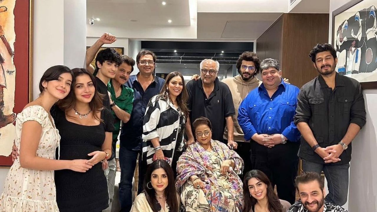 સંજય કપૂર પોતાના બે મોટા ભાઈ બોની કપૂર અને અનિલ કપૂર જેવી સફળતા મેળવી શક્યા નથી. તેમનું ડેબ્યૂ ખૂબ જ જોરદાર હતું, સંજય કપૂરે ફિલ્મ 'પ્રેમ'થી બોલિવૂડમાં એન્ટ્રી કરી હતી, જેમાં તેની સાથે તબ્બુ જોવા મળી હતી. ફિલ્મને ચાહકોનો જબરદસ્ત પ્રતિસાદ મળ્યો હતો.પરંતુ ચાહકોને તેમની ફિલ્મ કાંઈ ખાસ પસંદ આવી ન હતી.