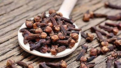 3-4 લવિંગ લો અને તેને તવા પર ગરમ કરો.જ્યારે ધુમાડો થાય ત્યારે તમારી હથેળીઓને નજીકથી શેકો. આ કરતી વખતે ધ્યાન રાખો કે તમારા હાથ બળે નહિ. મહેંદીના રંગને ઘટ્ટ કરવા માટે આ એક ઉપાય ઉત્તમ સાબિત થાય છે.