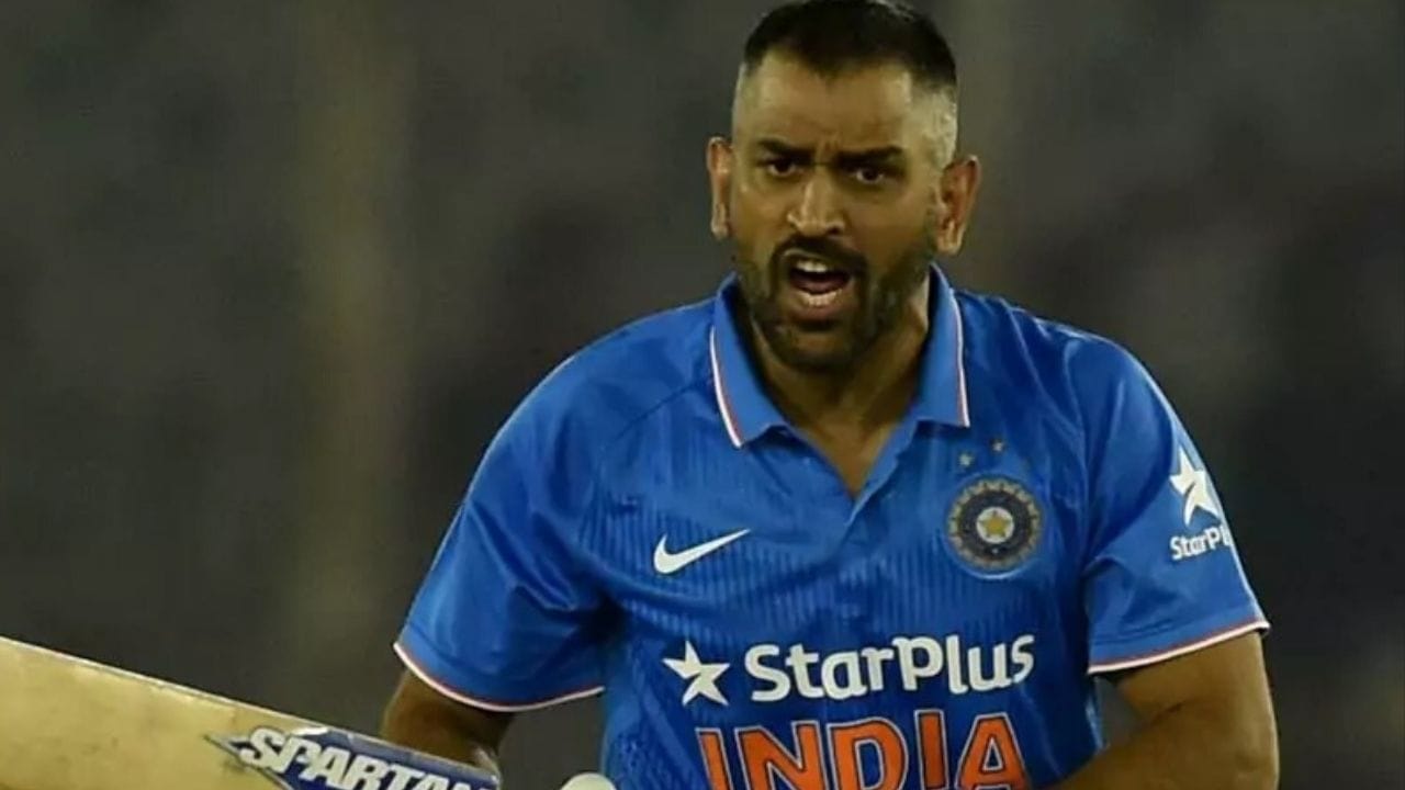 ભારતીય ક્રિકેટ ટીમના પૂર્વ કેપ્ટન મહેન્દ્ર સિંહ ધોની જે પણ કરે છે તે હંમેશા થોડું અલગ હોય છે. તાજેતરમાં તેણે એક નવો હેરકટ કરાવી છે