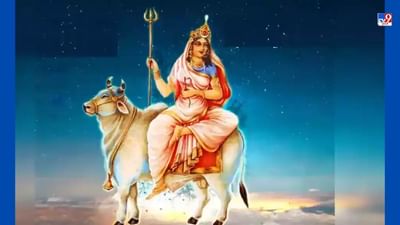 મા શૈલપુત્રી - નોરતાના પહેલા દિવસે કળશની સ્થાપના કરવી અને મા શૈલપુત્રી સ્વરૂપની પૂજા કરવામાં આવે છે. દેવી દુર્ગાનું આ સ્વરૂપ માતા પાર્વતીનું સ્વરૂપ છે. જેનો જન્મ હિમાલયના રાજાના ઘરે થયો હતો. માના આ સ્વરૂપને શૈલપુત્રી કહેવામાં આવે છે. આ દિવસે દેવીની પૂજા પીળા વસ્ત્રો પહેરીને કરવામાં આવે છે અને દેવી શૈલપુત્રીને ગાયનું ઘી અર્પણ કરવામાં આવે છે. મંત્ર- ઓમ એં હ્રીં ક્લીં શૈલ પુત્રી નમઃ