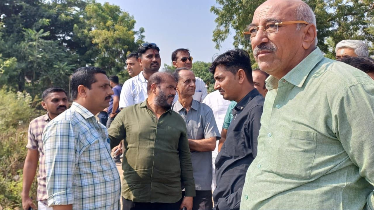 રાજુલાના ધારાસભ્ય હીરા સોલંકી, પૂર્વ પ્રમુખ રવુભાઈ ખુમાણ,સાગરભાઈ સરવૈયા,ચેમ્બર ઓફ કોમર્સ પ્રમુખ સહિત વેપારી મંડળ ટીમ સાથે સ્થળ મુલાકાત લઈ નિરીક્ષણ કર્યું.