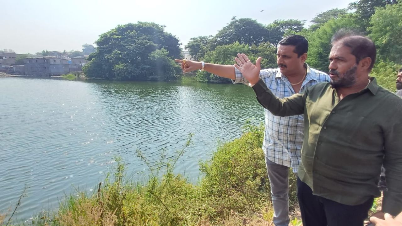 તળાવ આજુબાજુ કરાયેલા ગેરકાયદે દબાણ હટાવવાની કામગીરી પણ કરવામાં આવશે.  ઝડપથી કામગીરી શરૂ કરવા માટે ધારસભ્ય હિરા સોલંકીએ એજન્સી અને અધિકારીઓને સૂચના આપી દીધી છે. શહેરના લોકોને હવે ફરવાલાયક સ્થળ માટે બહુ લાંબી રાહ નહીં જોવી પડે.  Input Credit- Jaydev Kathi- Rajula