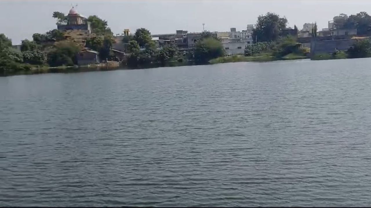 હાલ જાળવણીના અભાવે અને તંત્રની નિરસતાને કારણે તળાવ અસામાજિક તત્વોનો અડ્ડો બની ગયુ છે. તળાવની આસપાસ દબાણ પણ કરવામાં આવ્યુ છે 