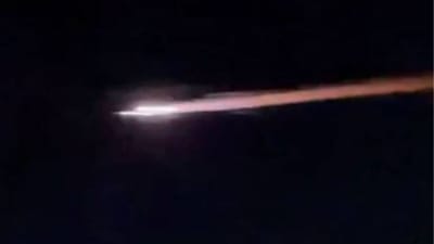 મેલબોર્નની ઉત્તરે એક જોરથી, રહસ્યમય પ્રકાશ પૃથ્વીના વાતાવરણમાં પ્રવેશતી ઉલ્કાના કારણે હોવાનું માનવામાં આવે છે, રાત્રે લગભગ 9 વાગ્યે અચાનક થયેલા વિસ્ફોટથી મેલબોર્ન ઉપનગર ડોરેનના રહેવાસીઓ ચોંકી ગયા હતા અને ઘણા લોકોએ આ ઘટનાનો વીડિયો પણ બનાવ્યો હતો.