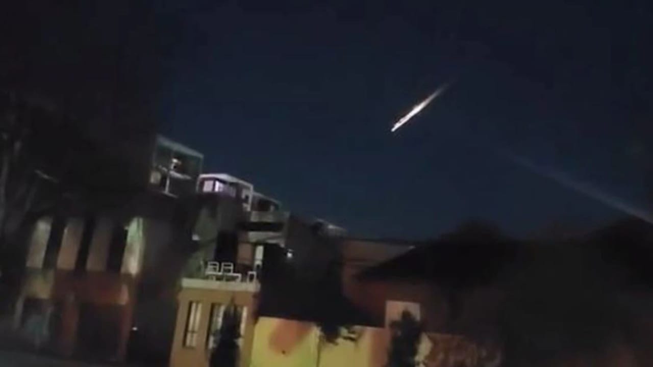 RMIT યુનિવર્સિટીના વિજ્ઞાન નિષ્ણાત ડૉ. ગેઇલ ઇલેસે સૂચવ્યું હતું કે ઑબ્જેક્ટ ઉલ્કા હોઈ શકે છે, ખાસ કરીને ચાલુ પર્સિડ ઉલ્કાવર્ષાને જોતાં, જે આ સપ્તાહના અંતે તેની ટોચ પર પહોંચવાની અપેક્ષા છે. જો કે, તેણે એવી સંભાવનાનો પણ ઉલ્લેખ કર્યો કે તે રશિયાના પ્લેસેટ્સક કોસ્મોડ્રોમથી લોન્ચ કરાયેલા નેવિગેશન સેટેલાઇટ રોકેટનો ટુકડો હોઈ શકે છે.