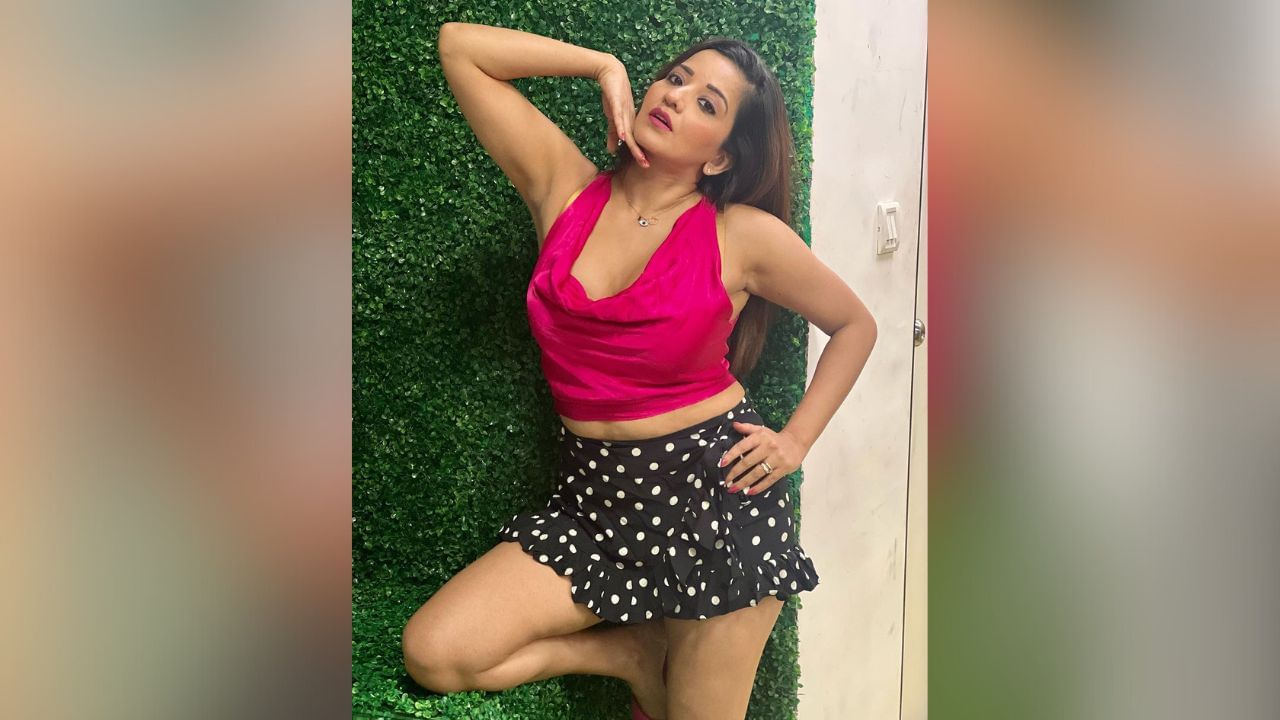 મોનાલિસાના લુક વિશે વાત કરીએ તો તે પિંક ક્રોપ ટોપ અને બ્લેક કલરના પોલ્કા ડોટ્સ મિની સ્કર્ટમાં જોવા મળી. (Image: Instagram)