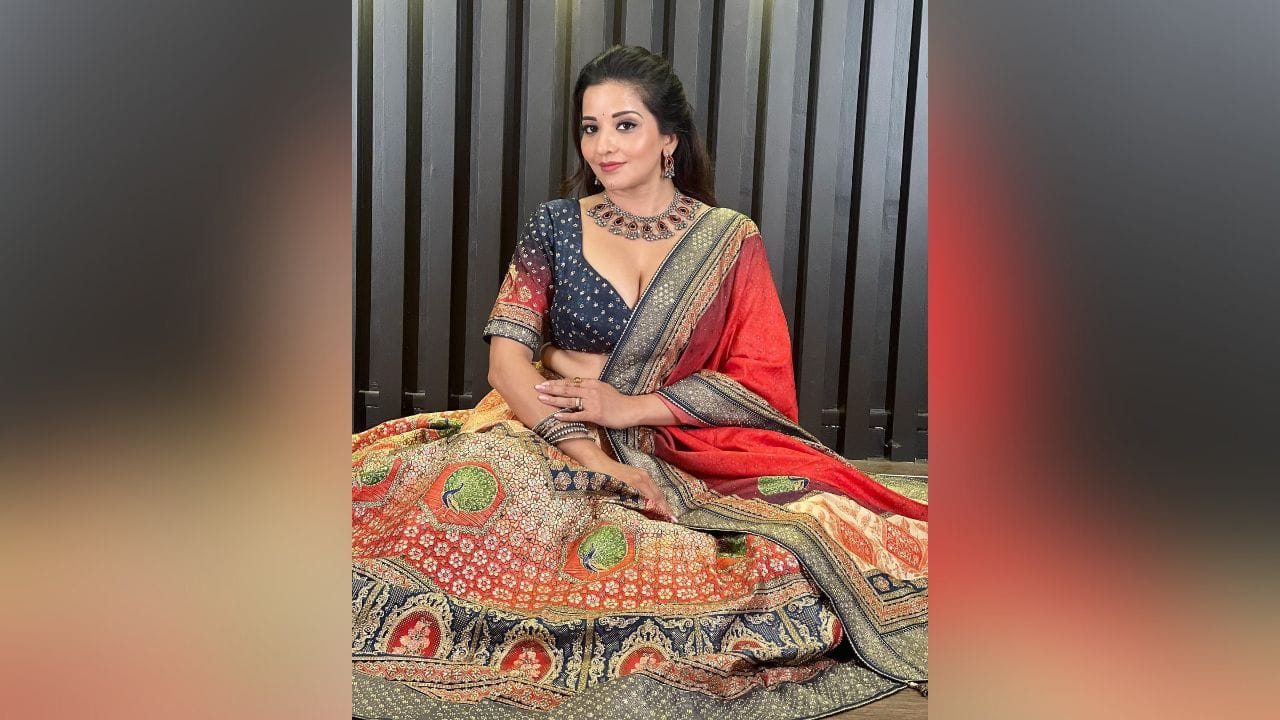 મોનાલિસાની દરેક સ્ટાઈલ ફેન્સને દિવાના બનાવે છે. દરેકને તેની સ્ટાઈલ પસંદ છે. (Image: Instagram)