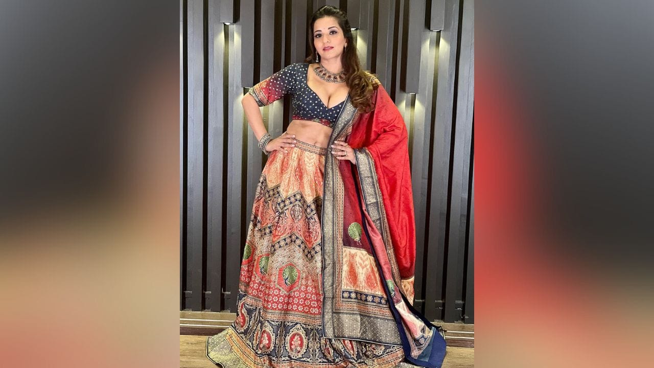 એક્ટ્રેસની આ તસવીરોમાં જોઈ શકાય છે કે તેણે ખૂબ જ ક્યૂટ લહેંગા પહેર્યો છે જે મલ્ટી કલરનો છે. આ સાથે તેણે ખૂબ જ સુંદર નેવી બ્લુ રંગનું બ્લાઉઝ કૈરી કર્યો છે. (Image: Instagram)