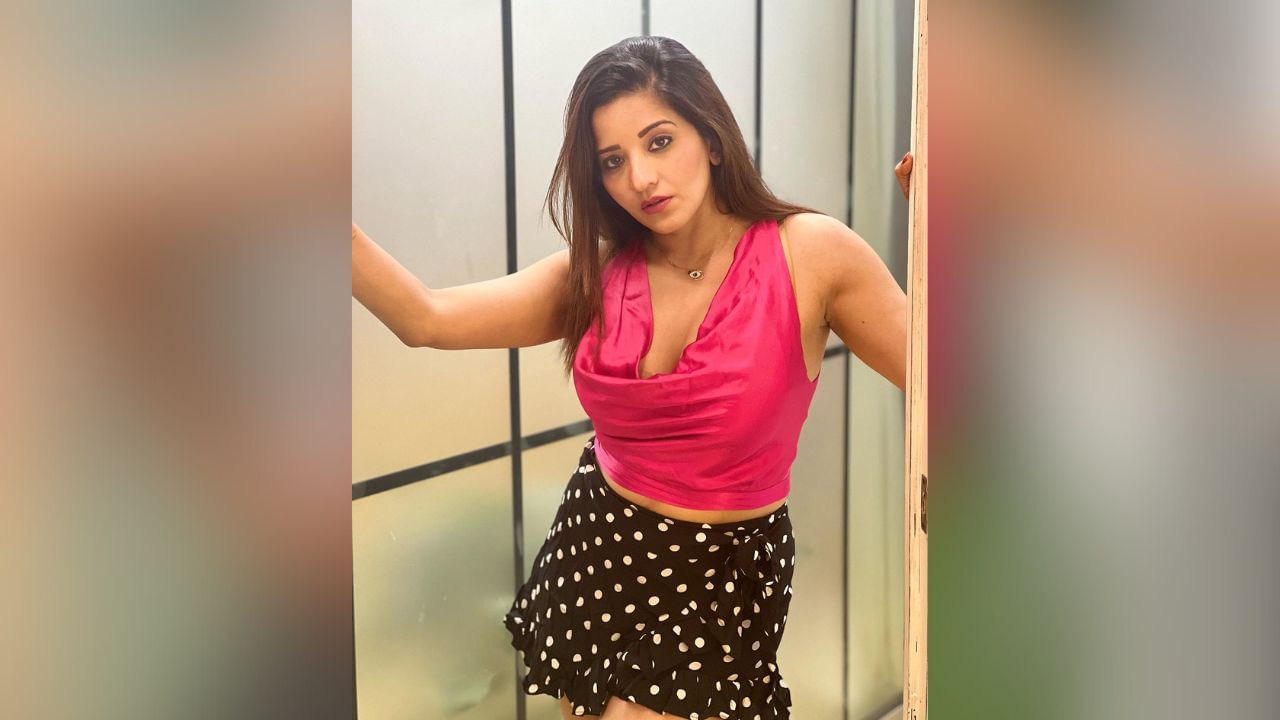 મોનાલિસા ક્યારેક તેના ટ્રેડિશનલ લુકમાં, ક્યારેક તેની ગ્લેમરસ સ્ટાઈલમાં તો ક્યારેક તેના બોલ્ડ અવતારમાં સોશિયલ મીડિયા પર ધૂમ મચાવે છે. (Image: Instagram)