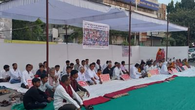 મોરબી કેબલ બ્રિજ ધરાશાયી થવાની ગોઝારી દૂર્ઘટનાને આજે એક વર્ષ પૂર્ણ થયુ છે. મચ્છુ નદી પર આવેલો ઝૂલતો પુલ તૂટવાને કારણે 135થી વધુ લોકોના મોત થયા હતા. ત્યારે આજે પણ મોરબીના લોકો માટે આ દુર્ઘટના હજુ તાજી જ છે. ત્યારે આ દુર્ઘટનાના મૃતકોને શ્રદ્ધાંજલિ આપવા માટે એક કાર્યક્રમ યોજાયો હતો.