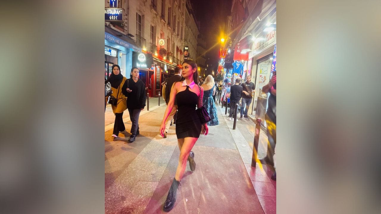 મૌની રોય એક રેસ્ટોરન્ટમાં મિત્રો સાથે ફૂડ એન્જોય કરતી જોવા મળી રહી છે. (Image: Instagram)