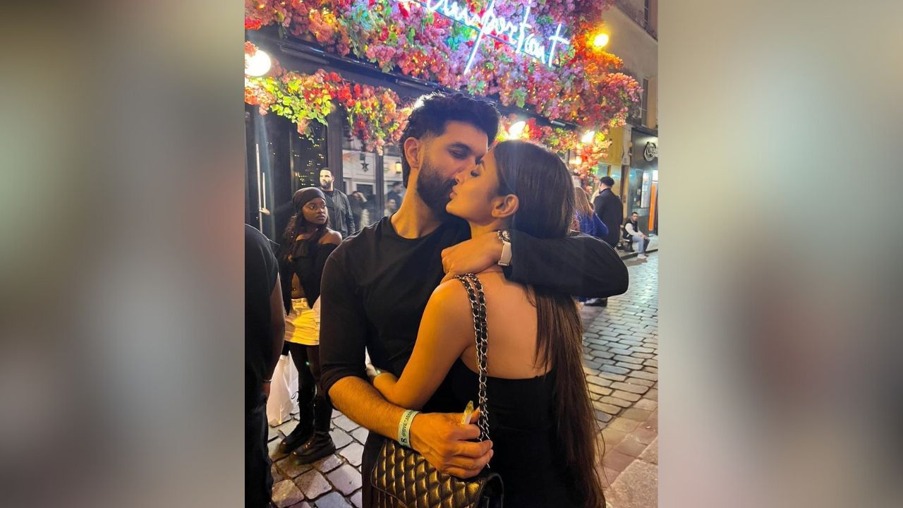 આ સુંદર તસવીરમાં તેનો પતિ મૌની રોયને કિસ કરતો જોવા મળી રહ્યો છે.(Image: Instagram)