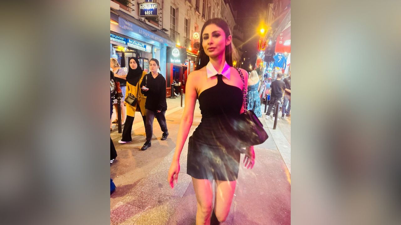 મૌની રોયના લુક વિશે વાત કરીએ તો તે બ્લેક કોલર ડિટેલ્સ મીની બોડીકોન ડ્રેસમાં ખૂબ જ હોટ લાગી રહી છે. (Image: Instagram)