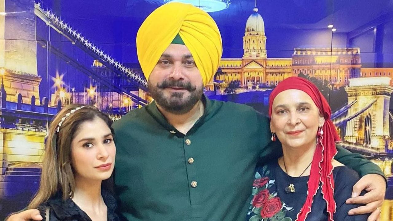 સિદ્ધુએ 15 વર્ષથી ટીવીની દુનિયામાં દર્શકોનું મનોરંજન કર્યું છે. નવજોત સિંહ પહેલીવાર વર્ષ 2005માં 'ધ ગ્રેટ ઈન્ડિયન લાફ્ટર ચેલેન્જ'માં જોવા મળ્યો હતો. તેણે 2008 સુધી કામ કર્યું. આ પછી તેને ટીવીના સૌથી લોકપ્રિય રિયાલિટી શો બિગ બોસ 6માં જવાનો મોકો મળ્યો. જ્યાં તેણે ચાહકોને ખૂબ હસાવ્યા હતા. તે 'કોમેડી નાઈટ્સ વિથ કપિલ' તેમજ 'ધ કપિલ શર્મા શો'નો પણ ભાગ રહી ચૂક્યો છે. તો ચાલો જાણીએ સિદ્ધુના જન્મદિવસ પર તેમની સાથે જોડાયેલી કેટલીક વાતો અને પરિવાર વિશે.