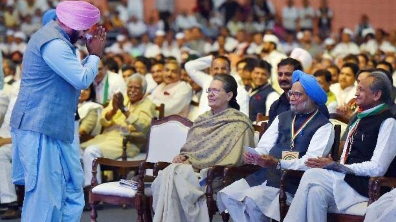 લગભગ 17 વર્ષ સુધી ક્રિકેટ જગતમાં રહ્યા બાદ સિદ્ધુએ 1999માં ક્રિકેટમાંથી નિવૃત્તિ લીધી હતી. નિવૃત્તિ બાદ તેણે કોમેન્ટ્રીમાં પણ હાથ અજમાવ્યો. નવજોત સિંહ સિદ્ધુ ફિલ્મોમાં જોવા મળી ચૂકયા છે. તેણે 'મુઝસે શાદી કરોગી' અને 'ABCD 2'માં કેમિયો કર્યો હતો અને પંજાબી ફિલ્મ 'મેરા પિંડ'માં પણ કામ કર્યું હતું.