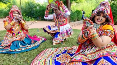 યુવતીઓ નવરાત્રીને લઈને પોતાના આઉટફીટને યુનિક ટચ આપતી હોય છે તો પોતાના આઉટફીટમાં ફેશન અને ટ્રેડિશન ધ્યાનમાં રાખીને અવનવા ફેરફાર કરતી રહે છે. નવરાત્રીમાં પોતાની અલગ ઓળખ માટે ગ્લેમરસ લુક જળવાઈ રહે તે માટે કોસ્ચ્યુમની કિંમતમાં કોઈ બાંધછોડ કરતી નથી.