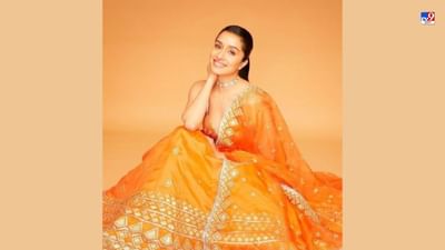 શ્રદ્ધા કપૂરનો લહેંગા લુક - તમે શ્રદ્ધા કપૂરની જેમ નારંગી રંગનો લહેંગા પહેરી શકો છો. આ લહેંગા આકર્ષકની સાથે વજનમાં પણ હલકો છે. દાંડિયા નાઈટમાં અલગ અને સુંદર દેખાવા માટે તમે આ લુકને કોપી કરી શકો છો.
