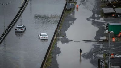 અમેરિકાના ન્યૂયોર્ક શહેરમાં પૂર જેવી સ્થિતિ સર્જાઈ છે. શુક્રવારે વાવાઝોડાને પગલે ભારે વરસાદ બાદ શહેરના અનેક વિસ્તારોમાં પાણી ભરાઈ ગયા હતા અને રસ્તાઓ પાણીમાં ગરકાવ થઈ ગયા હતા. ન્યૂયોર્કના ગવર્નર કેથી હોચુલે કહ્યું છે કે શહેરના કેટલાક ભાગોમાં આખી રાત અને પછી દિવસ દરમિયાન ભારે વરસાદ પડ્યો છે. સાથે જ વાવાઝોડાને કારણે અનેક વૃક્ષો ધરાશાયી થયા છે અને અનેક વાહનોને પણ નુકસાન થયું છે. ન્યૂયોર્કમાં પૂરની કેટલીક ચોંકાવનારી તસવીરો સામે આવી છે.