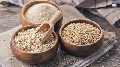 Oats Side Effects : સવારના નાસ્તાને આખા દિવસનો જરૂરી ખોરાક કહેવામાં આવે છે. હંમેશા એક્સપર્ટ લોકોની સલાહ આપે છે કે કોઈ પણ સ્થિતિમાં સવારનો નાસ્તો સ્કીપ ન કરવો જોઈએ. આ માટે બ્રેકફાસ્ટમાં આરોગ્યપ્રદ ખોરાક ખાવાની સલાહ આપવામાં આવે છે. મોટા ભાગે લોકો સવારના નાસ્તામાં ઓટ્સ ખાવાનું પસંદ કરે છે. ઓટ્સમાં પ્રોટિન, કેલ્શિયમ, અને ડાઈટ્રી ફાઈબર જેવા તમામ ન્યૂટ્રિયન્સ જોવા મળે છે. (Credit Source : Social Media)