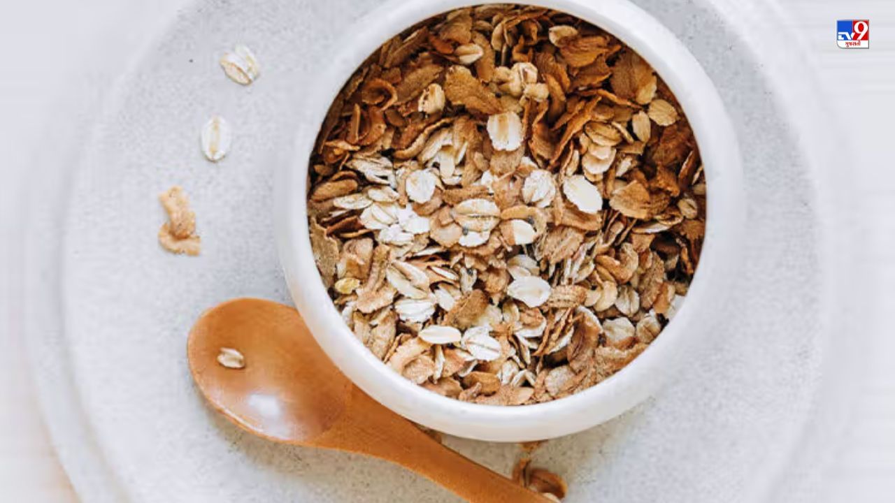 પ્રોસેસ્ડ ઓટ્સ - બજારમાં ઘણા પ્રકારના ઓટ્સ ઉપલબ્ધ છે. કેટલાક ઓટ્સ એવા હોય છે જેમાં સ્વાદની સાથે-સાથે ઝટપટ બનાવવાનો વિકલ્પ પણ હોય છે. આ ઘણી પ્રક્રિયા કરીને બનાવવામાં આવે છે. તે જ સમયે તેમને લાંબા સમય સુધી સ્વસ્થ રાખવા માટે હાનિકારક રસાયણો પણ ઉમેરવામાં આવે છે. જો તમે આ પ્રકારના ઓટ્સનું નિયમિત સેવન કરો છો, તો તે ચોક્કસપણે તમારી સમસ્યાઓમાં વધારો કરશે.