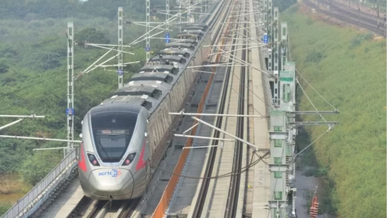 નજર રાખવા માટે દરેક બોગીમાં ક્લોઝ સર્કિટ કેમેરા લગાવવામાં આવ્યા છે. ટ્રેનમાં આપવામાં આવેલી મોનિટરિંગ સિસ્ટમ ડ્રાઇવરને ટ્રેનમાં પેસેન્જર લોડ વિશે પણ માહિતી આપશે, ડ્રાઇવરને આદેશ દ્વારા આ વિશે રિપોર્ટ પણ મળશે.