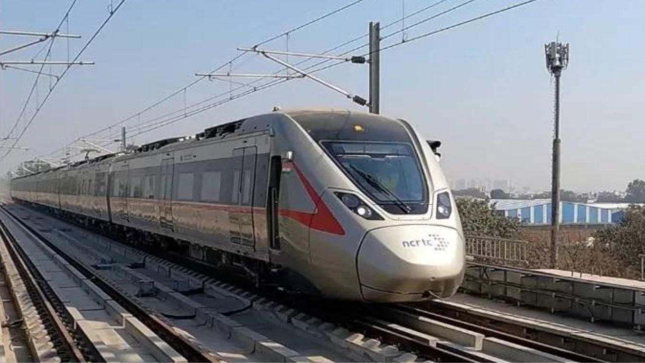 રેપિડેક્સ રેલમાં ઉપયોગમાં લેવાતી ટેક્નોલોજી તદ્દન અલગ છે અને ટ્રેનમાં જે હાઈટેક ફીચર્સ આપવામાં આવ્યા છે તે મેટ્રોમાં જોવા મળતા નથી. રિપોર્ટ્સ અનુસાર, RapidX ટ્રેન કોઈપણ અકસ્માત પહેલા ડ્રાઈવરને એલર્ટ કરશે અને આ ટ્રેનમાં લગાવવામાં આવેલા સેન્સર તેને ઓટોમેટિક બનાવે છે.