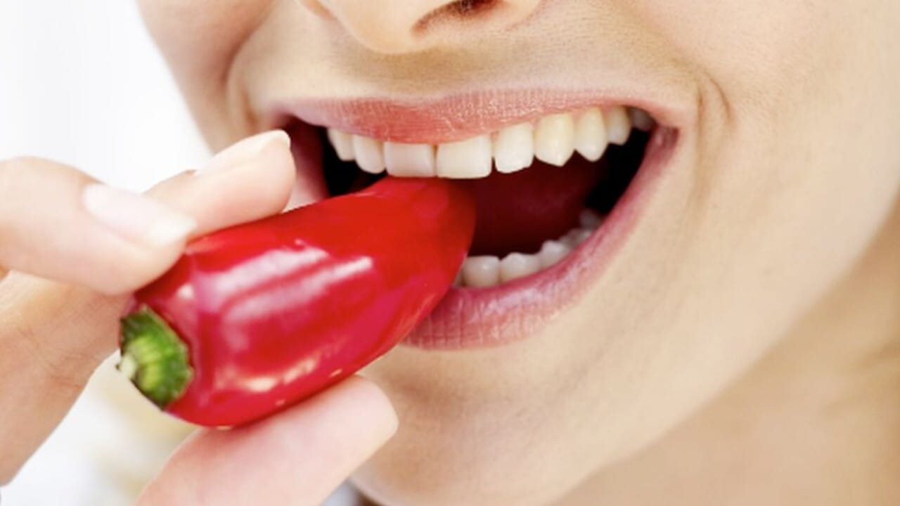 મોટી માત્રામાં મરચાં ખાવાથી જઠરનો સોજો બગડી શકે છે અને બળતરા સાથે ઉબકા, ઉલટી અને ઝાડા થઈ શકે છે. પેટના અલ્સરવાળા લોકો માટે પણ લાલ મરચુ ખરાબ છે.