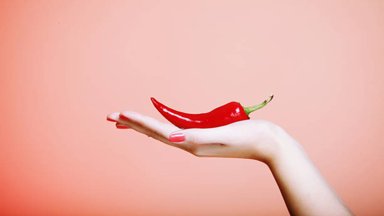 રક્તવાહિની તંત્ર અને પીડાનાશક ગુણધર્મો માટે તેમની અદ્ભુત સ્વાસ્થ્ય અસરો હોવા છતાં, લાલ મરચું ખરેખર ત્વચાને બળતરા કરી શકે છે અને પર્યાપ્ત સંપર્કમાં ત્વચાના જોખમનું કારણ બની શકે છે.
