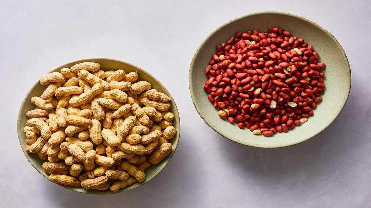 જે લોકો નિયમિતપણે કોઈપણ પ્રકારનો સુકો મેવો (મગફળી સહિત) ખાય છે, તેમનામાં કોઈ પણ કારણ વગર અકાળે મૃત્યુની સંભાવના તે લોકોની તુલનામાં ઓછી હોય છે, જે ક્યારેય પણ નટ્સ(ડ્રાય ફ્રુટ્સ) ખાય છે. મગફળી ખરેખર મૃત્યુદર ઘટાડે છે.