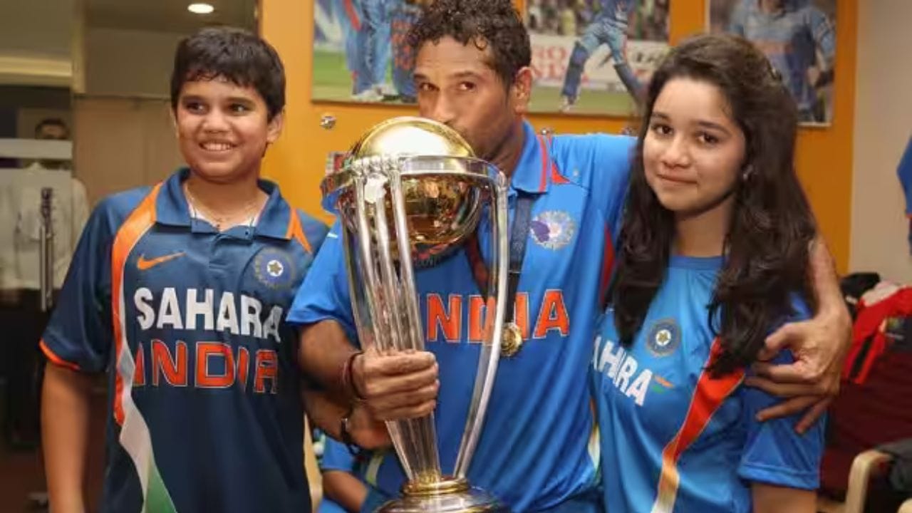 સચિને 19 વર્ષની ઉંમરમાં પહેલો વર્લ્ડ કપ રમ્યો હતો. તે વર્લ્ડ કપમાં સૌથી વધારે રન બનાવનાર બેટ્સમેન છે. તે વર્લ્ડ કપમાં 2000 રન ફટકારનાર એકમાત્ર બેટ્સમેન છે. તે વર્લ્ડ કપની ટ્રોફી સાથે અમદાવાદના નમો સ્ટેડિયમમાં એન્ટ્રી કરતો જોવા મળશે.