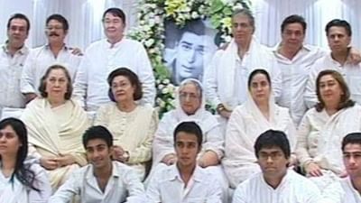 શમ્મી કપૂર (Shammi Kapoor) પૃથ્વીરાજ કપૂરના ત્રીજા સંતાન છે. શમ્મી કપૂરે પોતાના જીવનમાં બે વાર લગ્ન કર્યા હતા. તેમની પ્રથમ પત્ની ગીતા બાલી હતી, જેનું 1965માં અવસાન થયું હતું. આ પછી તેણે નીલા દેવી સાથે લગ્ન કર્યા હતા.