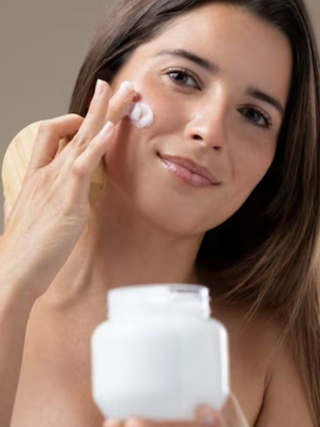 Skin Care Products : યુવાન ત્વચા માટે 30 વર્ષની ઉંમર પછી આ વસ્તુઓને બનાવો રૂટિન Skin Care Products : યુવાન ત્વચા માટે 30 વર્ષની ઉંમર પછી આ વસ્તુઓને બનાવો રૂટિન