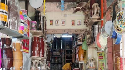 સુરેન્દ્રનગર શહેર તેમજ જિલ્લામાં નવરાત્રીની ધામધૂમથી ઉજવણી કરવામાં આવે છે. માતાજીની આરાધનાના આ મહાપર્વમાં સુરેન્દ્રનગર શહેર તેમજ જિલ્લામાં અનેક જગ્યાએ શેરી ગરબીઓમા જમાવટ હોય છે અને નાની બાળાઓથી લઇ મોટી ઉંમરની મહિલાઓ ગરબે ઘુમતી હોય છે.