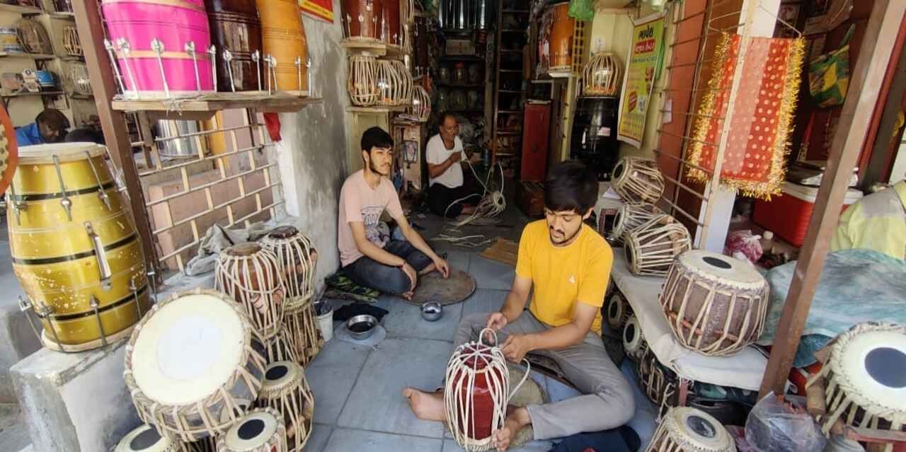 કારીગરો દ્વારા મોટા પ્રમાણમાં વાજિંત્રો બનાવી તૈયાર કરી દેવામાં આવ્યા છે, પરંતુ ઘરાકી ન હોવાના કારણે આ તૈયાર માલ આ વર્ષે પડ્યો રહે તેવી સ્થિતિ સર્જાઇ છે.