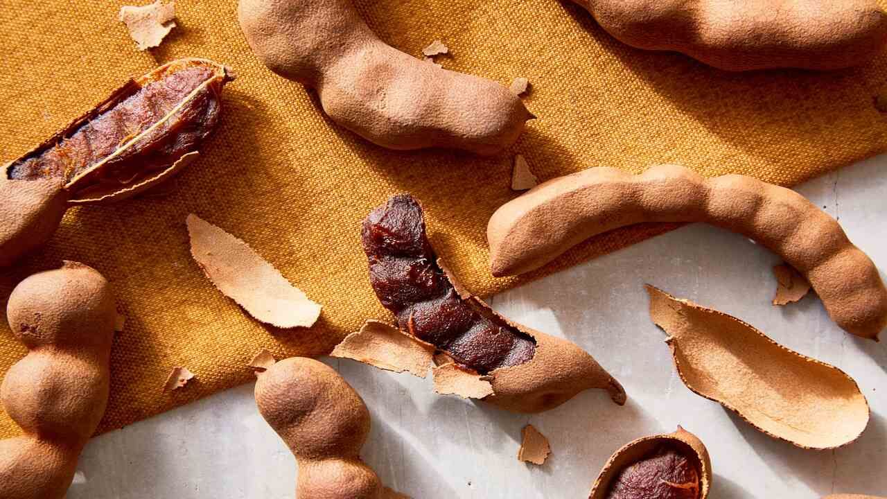 આમલીનું વધુ પડતું સેવન દાંતને પણ નુકસાન પહોંચાડે છે. વધુ પડતી આમલી ખાવાથી દાંતની સપાટીને નુકસાન થાય છે. કારણ કે આમલીમાં એસિડિક તત્વો મળી આવે છે.