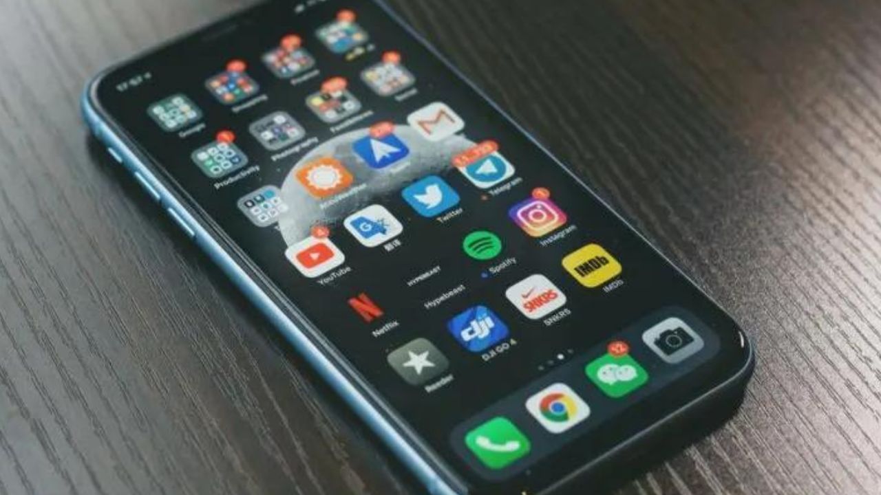 ફોનની બેટરી ઝડપથી ખતમ થવાથી પણ મોટી સમસ્યા સર્જાય છે. જો ફોન જૂનો છે અને બેટરીની સમસ્યાનો સામનો કરી રહ્યો છે, તો તમે નવો ફોન ખરીદવાનું વિચારી શકો છો.