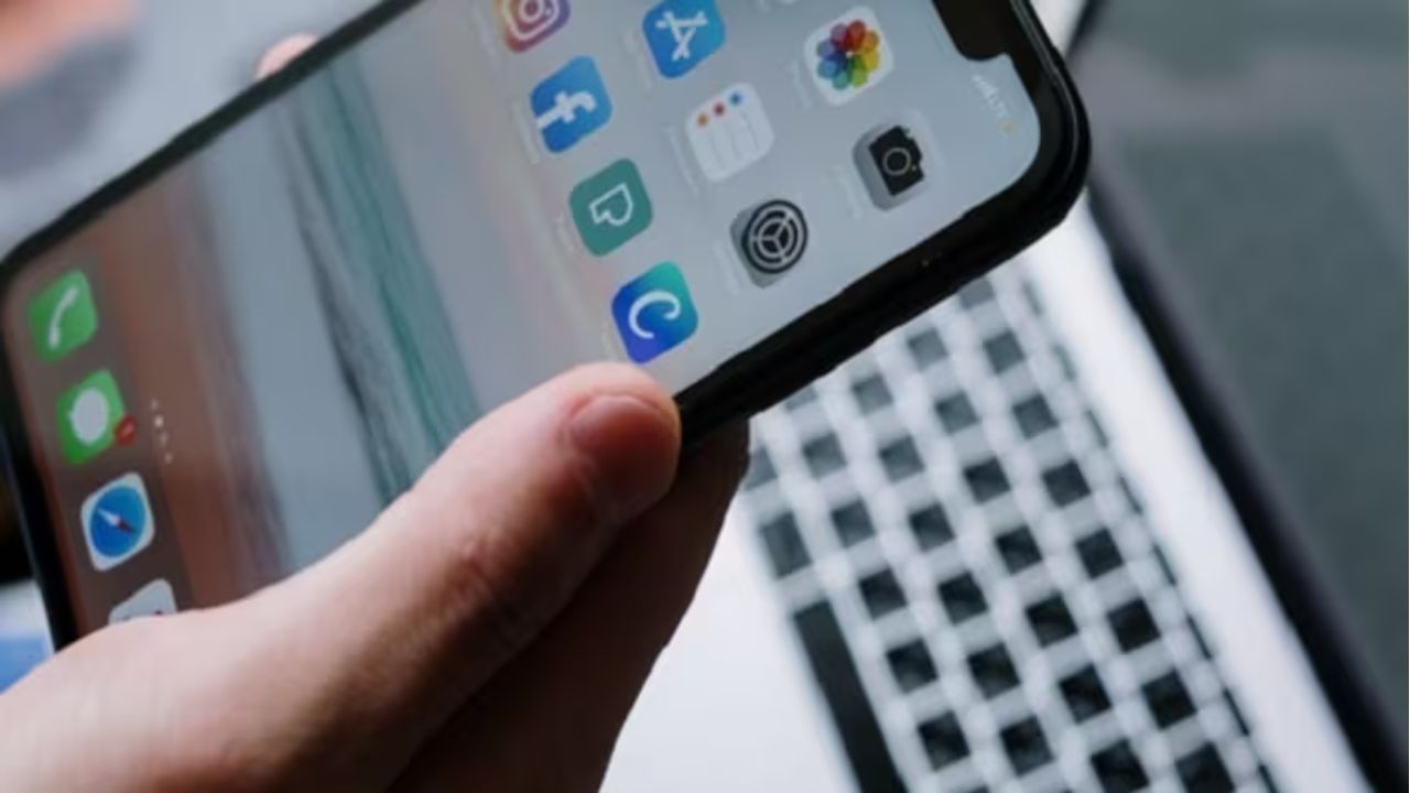 જ્યારે પણ ફોટો ક્લિક કરવામાં આવે છે અથવા વીડિયો બનાવવામાં આવે છે, ત્યારે નોટિફિકેશન મળે છે કે સ્ટોરેજ ઓછો છે. ફોનમાં સ્ટોરેજ ન હોય તો ફોનનો શું ઉપયોગ? નવા ફોનમાં તમને સામાન્ય રીતે 64GB સુધી ઇન્ટરનલ સ્ટોરેજ મળે છે.