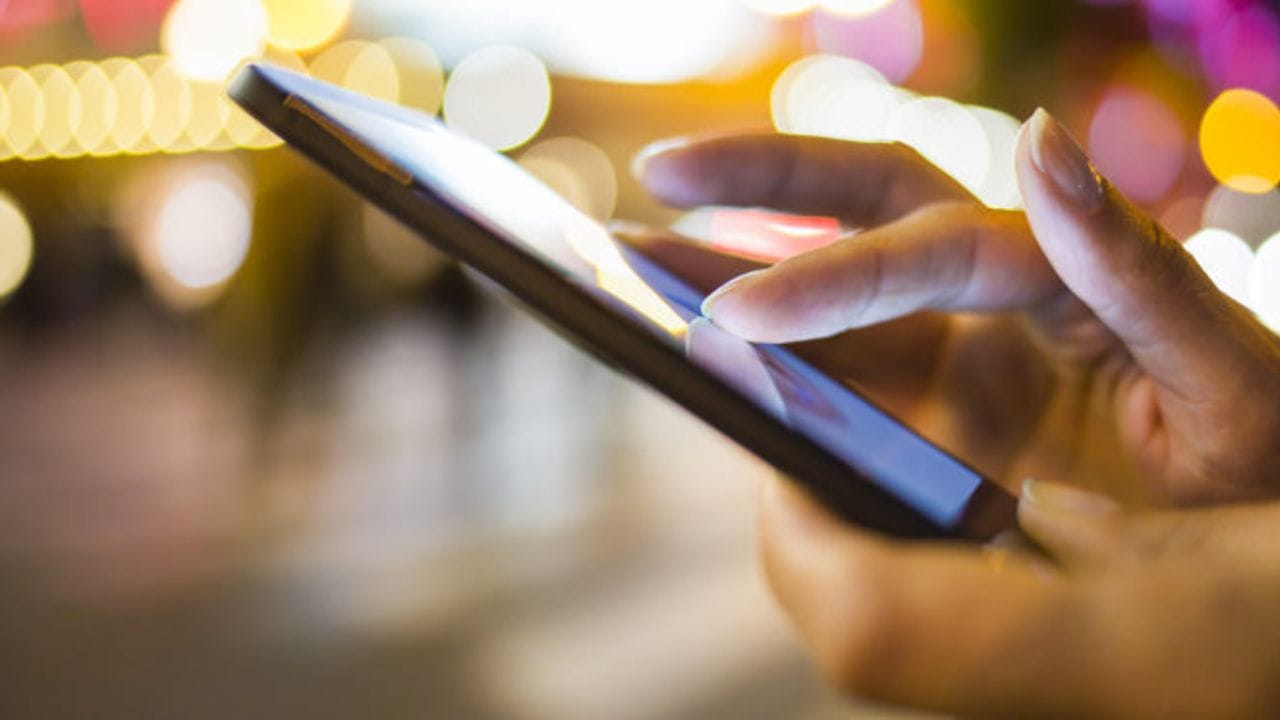  હવે તમારા ફોનમાં સેટિંગ્સ ઓપ્શન પર જાઓ, ત્યાર બાદ નેટવર્ક અને ઇન્ટરનેટ કનેક્શન પર ક્લિક કરો. Wi-Fi બંધ કરો અને મોબાઇલ ડેટા ચાલુ કરો, પછી તપાસો કે તમારું ઉપકરણ ઇન્ટરનેટ સાથે જોડાયેલ છે કે નહીં. આ પ્રક્રિયા એક કે બે વાર કરો અને તપાસતા રહો કે ઇન્ટરનેટ ડાઉન નથી.