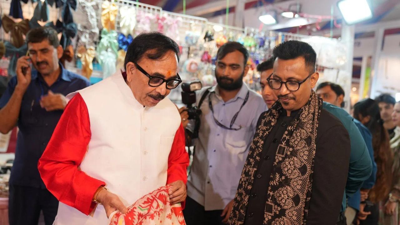 TV9 ફેસ્ટિવલ ઑફ ઇન્ડિયામાં દેશ-વિદેશની વાનગીઓનો સ્વાદ ચાખવા ઉપરાંત, લોકો ત્યાં તહેવારની ખરીદી પણ કરી શકે છે. ફેસ્ટિવલમાં ગ્રાહકો ઈલેક્ટ્રોનિક્સ, લેટેસ્ટ ગેજેટ્સ, કપડાં અને ટુ-વ્હીલર પણ ખરીદી શકે છે.ફેસ્ટિવલમાં 100થી વધુ ફૂડ સ્ટોલ લગાવવામાં આવ્યા છે, જેમાં માત્ર દેશની જ નહીં પરંતુ વિશ્વની લોકપ્રિય વાનગીઓ પીરસવામાં આવશે. દરેક વ્યક્તિ ફૂડ સ્ટોલ અને વાનગીઓનો આનંદ માણી શકે છે.