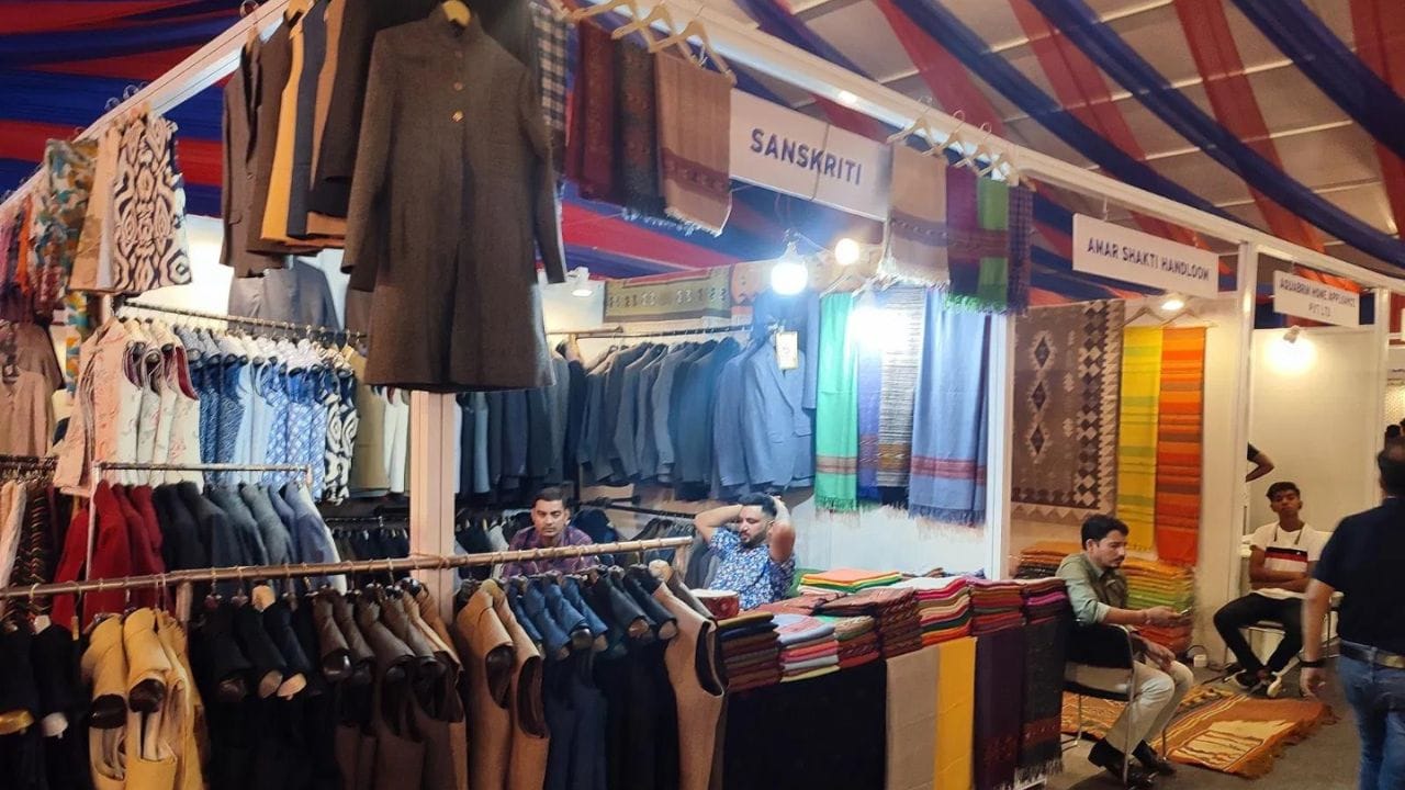 ટીવી 9 ઉત્સવમાં ભાગ લેવા અને મા દુર્ગાના દર્શન કરવા સાંસદ મહેશ શર્મા પણ પહોંચ્યા હતા. કાર્યક્રમમાં તેમણે મા દુર્ગાની આરાધના કરી હતી અને ત્યાર બાદ તહેવારમાં આયોજિત જીવનશૈલી અને શોપિંગ સ્ટોલ પર ખરીદી કરવા ગયા હતા.