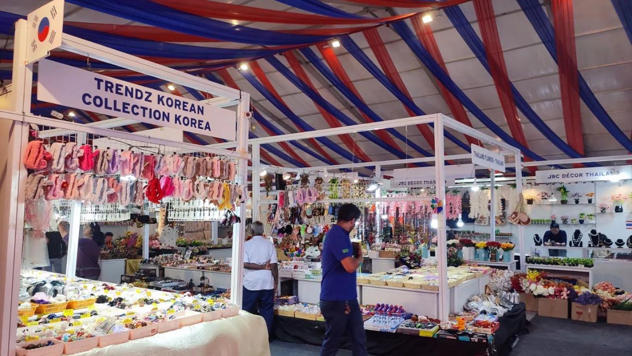 વિદેશ ઉપરાંત વિવિધ રાજ્યોમાં પણ સ્ટોલ લગાવવામાં આવ્યા છે. જેમાં રાજ્યની ખાસ વસ્તુઓ રાખવામાં આવી છે.