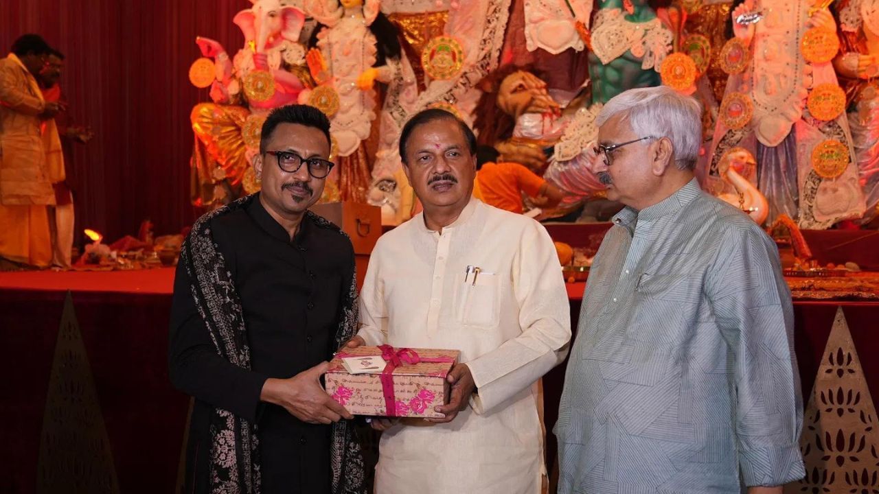 20 થી 24 ઓક્ટોબર દરમિયાન આ ફેસ્ટિવલનું આયોજન કરવામાં આવશે, જેમાં તમામ માટે એન્ટ્રી ફ્રી છે, સાથે જ કાર પાર્કિંગની સુવિધા પણ આપવામાં આવી છે, જેના માટે કોઈ ફી લેવામાં આવી નથી.20 ઓક્ટોબરે ધાર્મિક વિધિ મુજબ પૂજા કર્યા બાદ તહેવારની શરૂઆત થઈ હતી. દીપોત્સવ કાર્યક્રમમાં TV9 CEO બરુણ દાસ, TV9 ભારતવર્ષ ડિજિટલના ગ્રુપ એડિટર પાણિની આનંદ અને સંપૂર્ણ સમયના ડિરેક્ટર હેમંત શર્મા હાજર રહ્યા હતા.